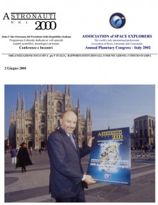 Franco Malerba, 1° astronauta italiano, in piazza Duomo a Milano presenta alla stampa il manifesto ufficiale