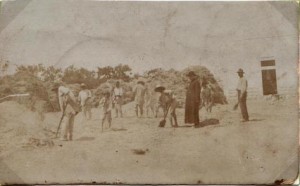 Anno 1900: Sacerdote assiste alla "Mietitura del grano" nell'Azienda agricola della Famiglia Losapio a Bisceglie (BA)