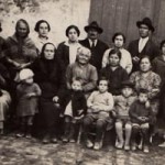 Anno 1928: Isabella (prima a destra) e Felicia Losapio (quarta a destra) con le famiglie dell'azienda agricola Losapio a Bisceglie