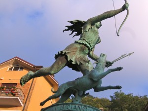 Diana, scultura in piazza_Nemi