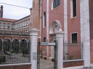 particolare esterno della Chiesa di Ognissanti-Venezia