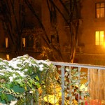 neve a Sant'Ambrogio a Milano-dal mio balcone 7 dicembre 2012 ore 18.50